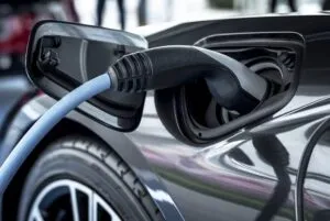 Cavo di ricarica collegato alla presa di un'auto elettrica