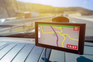 Navigatore satellitare portatile montato sul cruscotto di un'auto