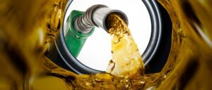 Olio motore versato da una tanica dentro un contenitore
